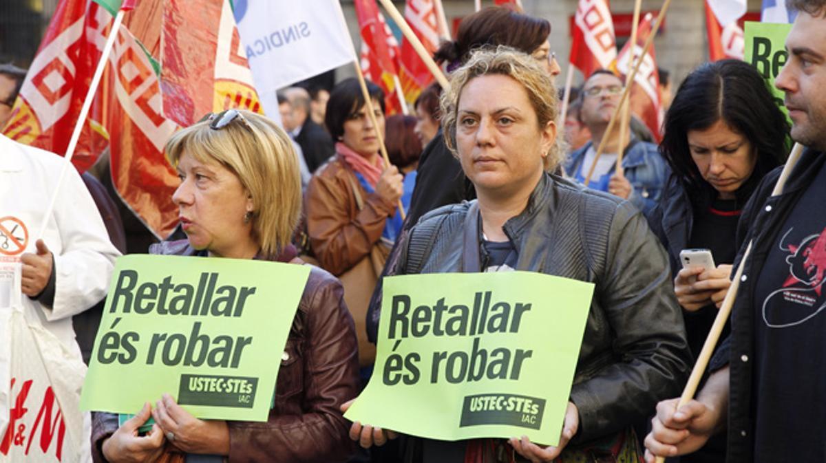 Concentración de funcionarios de la Generalitat para reclamar la devolución de las pagas extras.