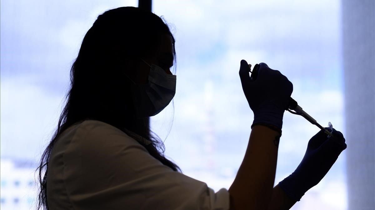 Una investigadora del grupo internacional Eurofins trabaja en una prueba diagnóstica para detectar el covid-19. Una investigadora del grupo internacional Eurofins trabaja en una prueba diagnóstica para detectar el covid-19.