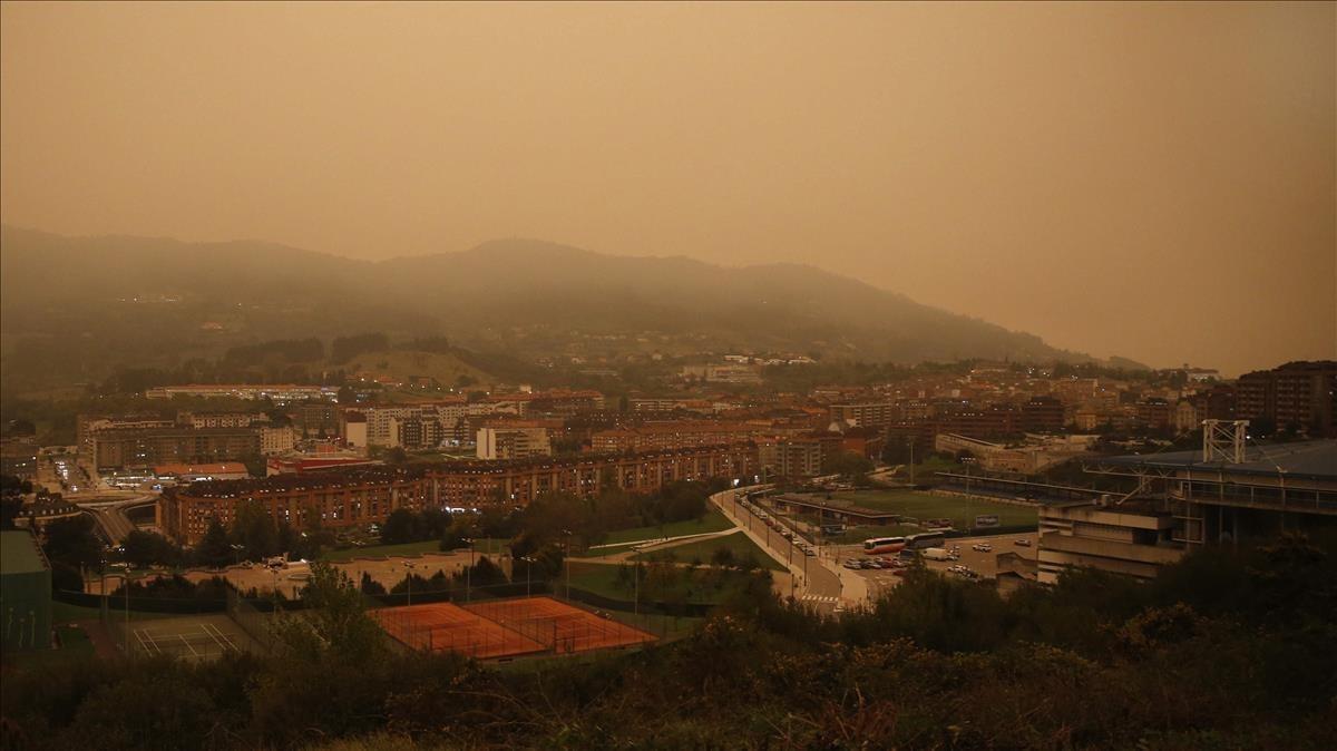 El oeste de Oviedo, cubierto de humo, el lunes por la mañana.