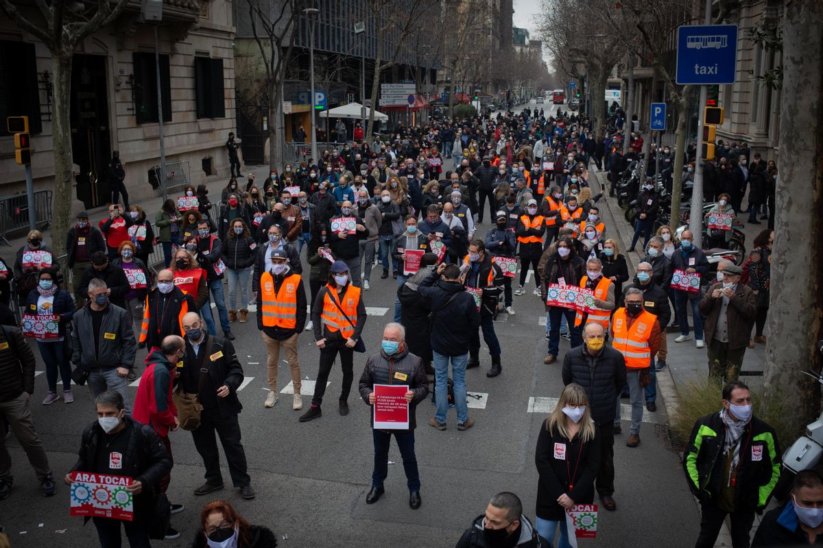 Movilización convocada por CCOO y UGT frente a la Delegación de Gobierno en Barcelona para denunciar que las patronales y los gobiernos están impidiendo medidas estratégicas y esenciales para garantizar la igualdad social y la distribución de la riqueza. Movilización convocada por CCOO y UGT frente a la Delegación de Gobierno en Barcelona para denunciar que las patronales y los gobiernos están impidiendo medidas estratégicas y esenciales para garantizar la igualdad social y la distribución de la riqueza.