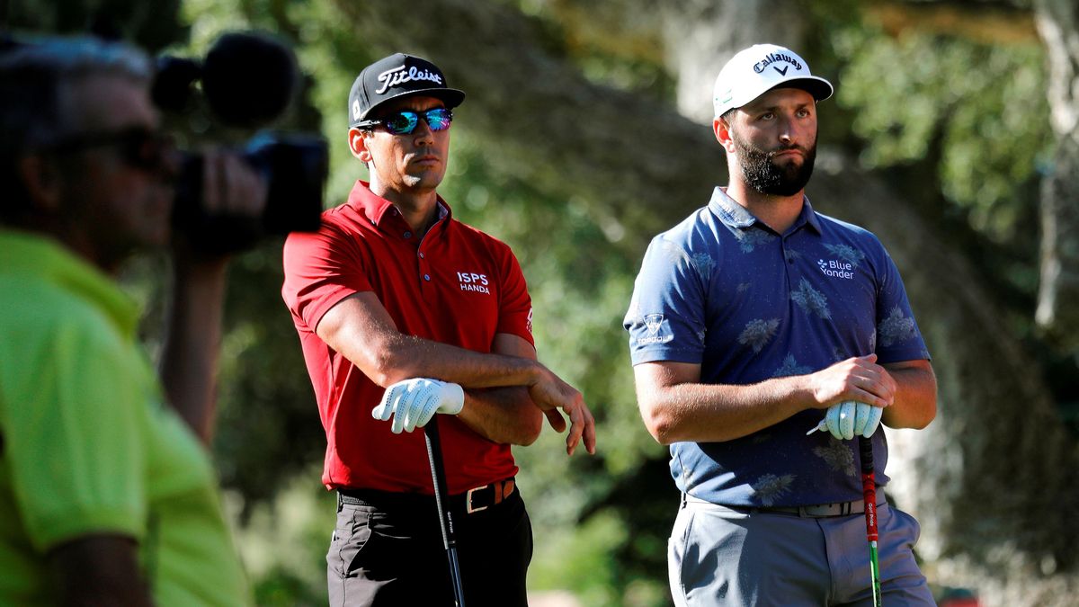 Rafa Cabrera (izquierda) y Jon Rahm durante la segunda jornada del Andalucía Masters de golf. Rafa Cabrera (izquierda) y Jon Rahm durante la segunda jornada del Andalucía Masters de golf.