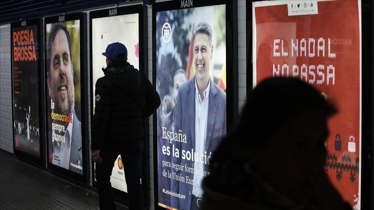 Carteles electorales en la estación del metro de la plaza de Catalunya