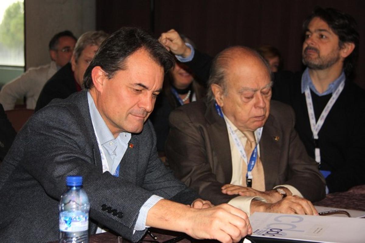 Artur Mas, junto a Jordi Pujol, durante el consell nacional de CDC, este sábado.