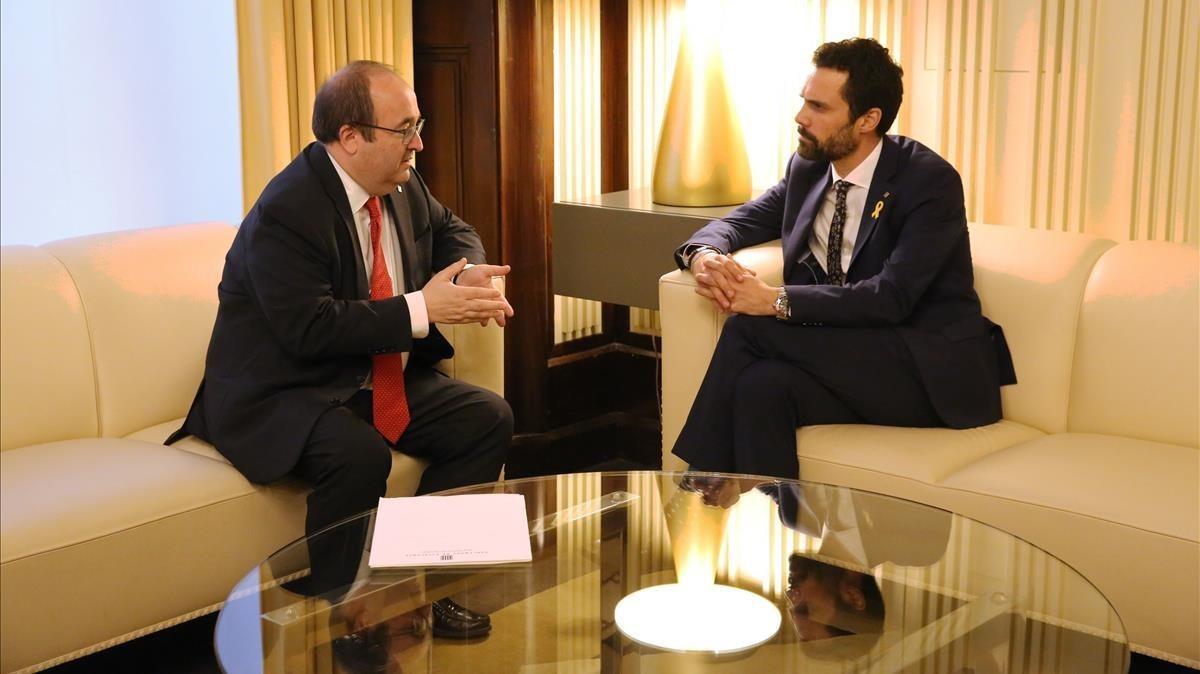 Reunión entre Miquel Iceta y Roger Torrent en el Parlament.