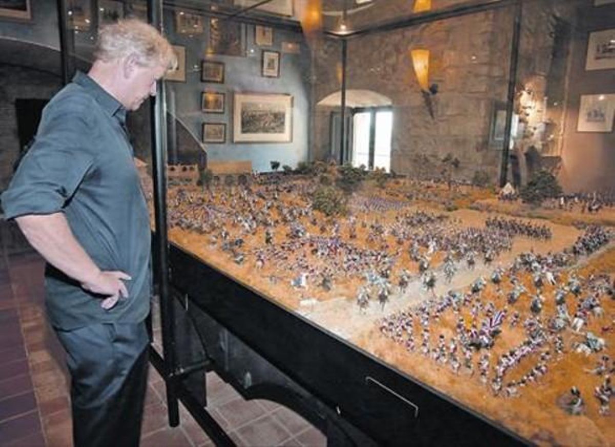 El holandés Albert Diks, ante una parte de la enorme maqueta que ha montado con 3.000 piezas en su castillo. El holandés Albert Diks, ante una parte de la enorme maqueta que ha montado con 3.000 piezas en su castillo.