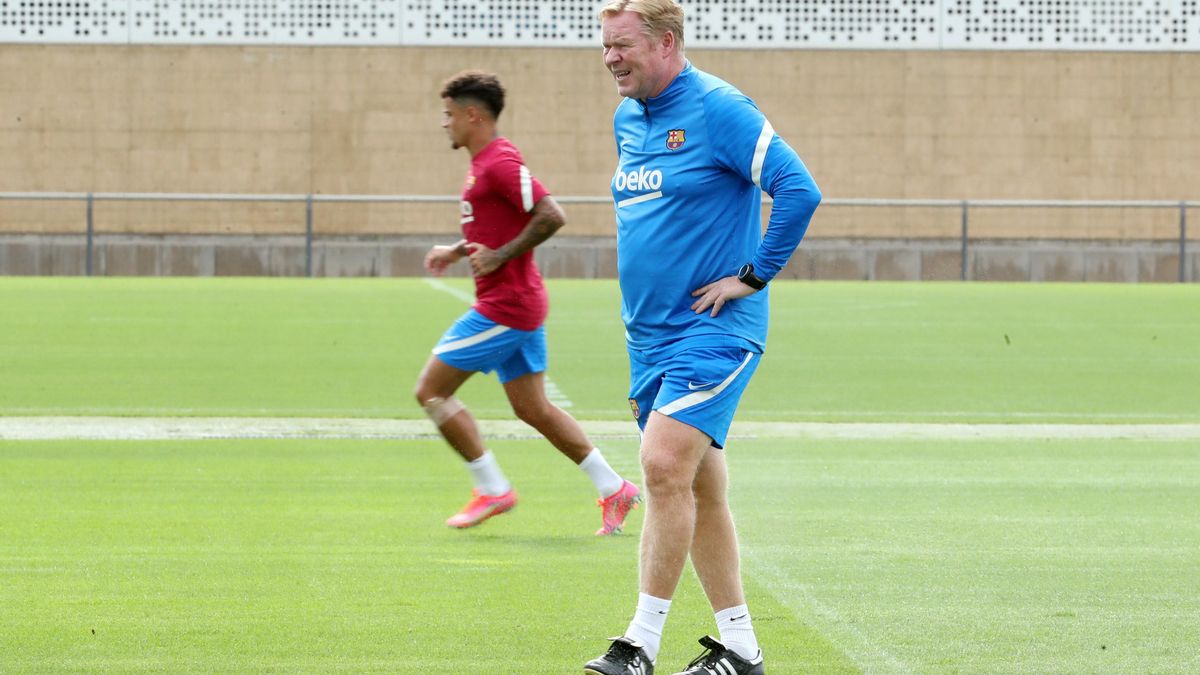 Koeman, con Coutinho al fondo. Koeman, con Coutinho al fondo.