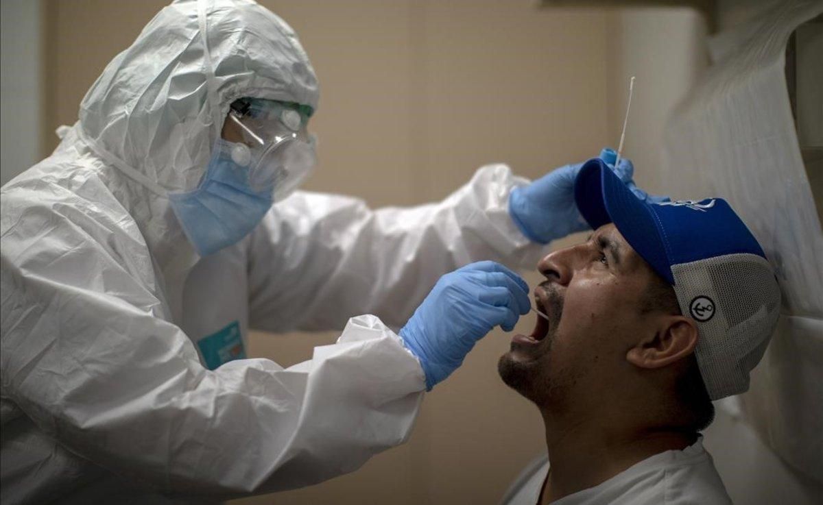 Un sanitario realiza un test de coronavirus en un centro de atención primaria de L’Hospitalet. Un sanitario realiza un test de coronavirus en un centro de atención primaria de L’Hospitalet.