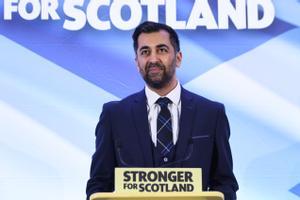 El nuevo líder del SNP y ministro principal de Escocia, Humza Yousaf, durante la comparecencia que ha realizado este lunes tras conocer su designación.