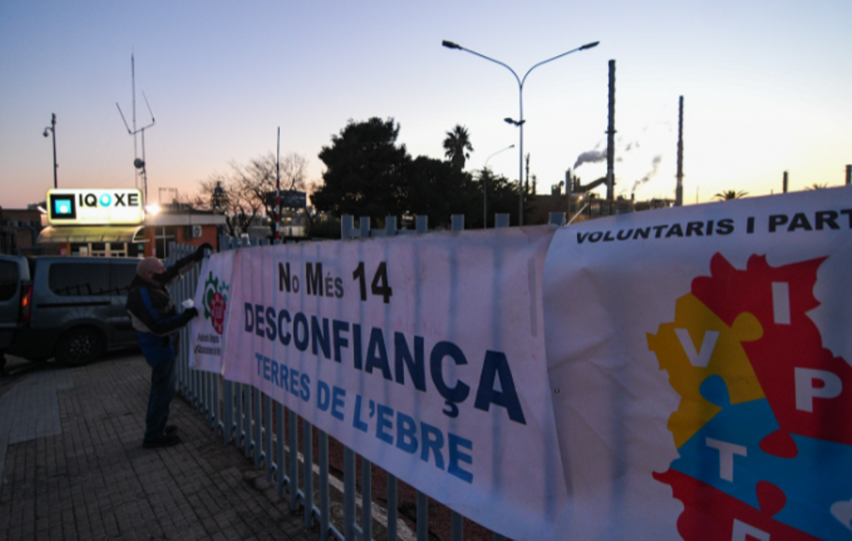 Protesta ante Iqoxe en el segundo aniversario de la explosión en la planta química.