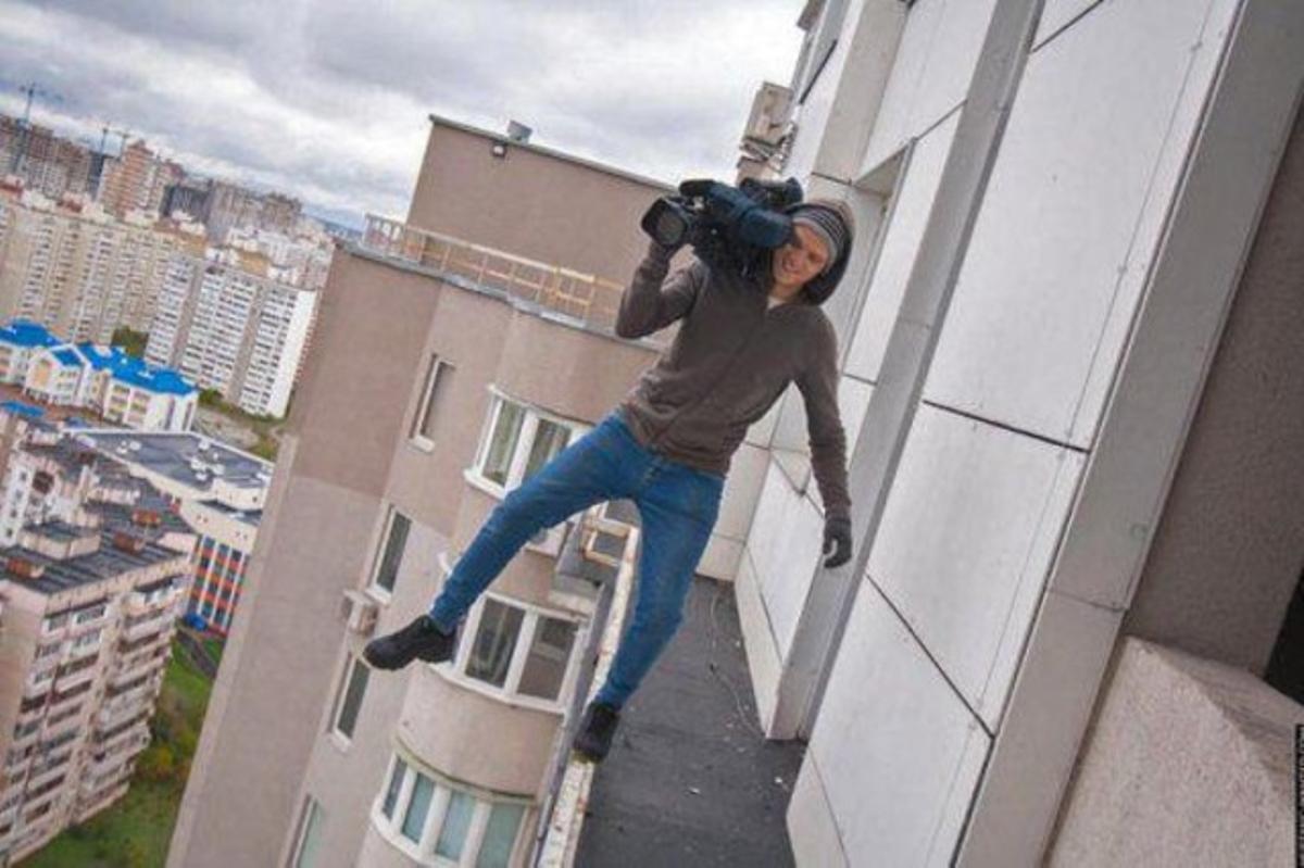 По тому как этот человек держится видно. Прыжок с многоэтажки. Прыжок со здания. Прыгнуть с высотного здания. Человек свисает с крыши.