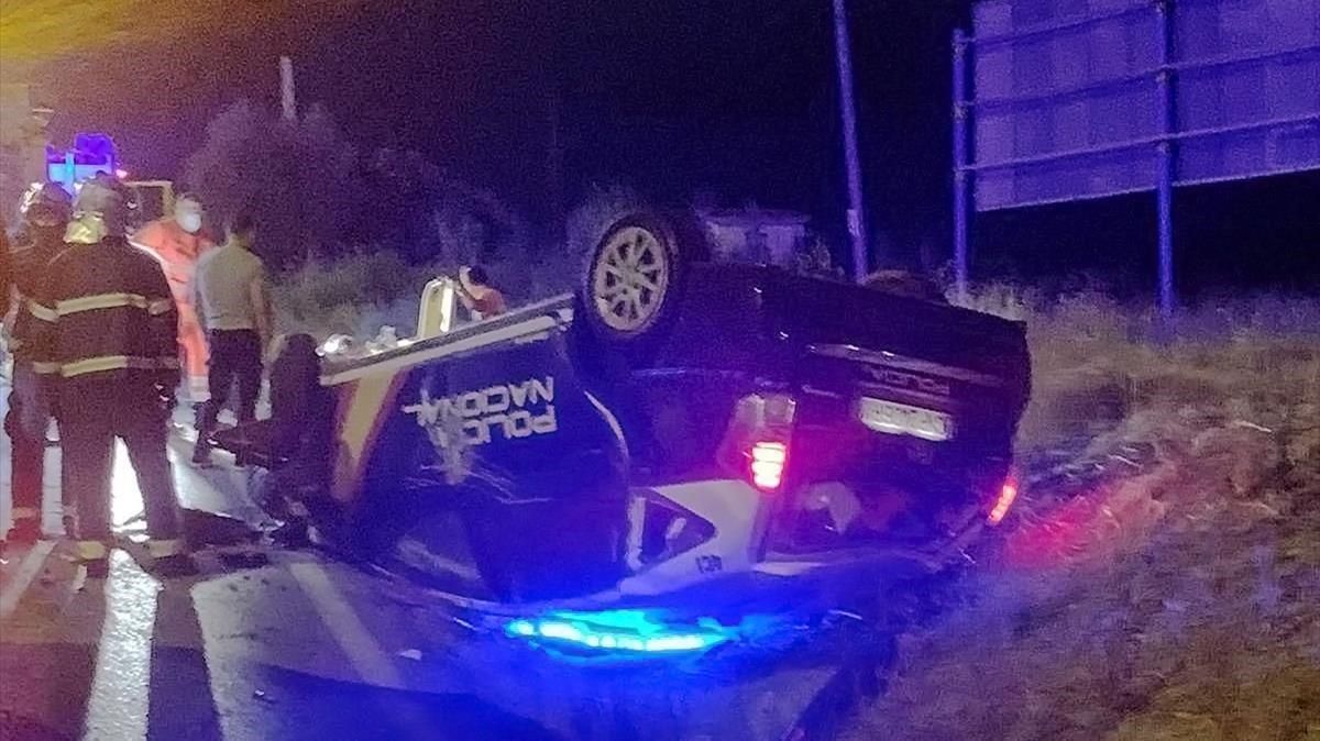 Estado en el que quedó el coche de Policía tras ser embestido por el todoterreno. Estado en el que quedó el coche de Policía tras ser embestido por el todoterreno.