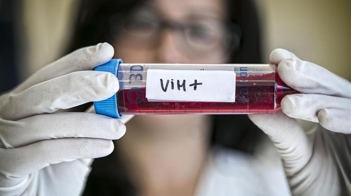 Una investigadora de la Facultad de Medicina del Hospital Germans Trias i Pujol, en Badalona, inspecciona una muestra con VIH.