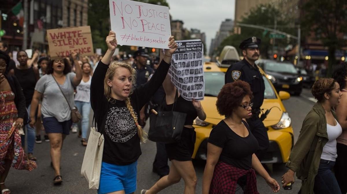 Manifestantes gritan contra el racismo y la violencia policial durante la marcha de Manhattan a Brooklyn, en Nueva York, este viernes.