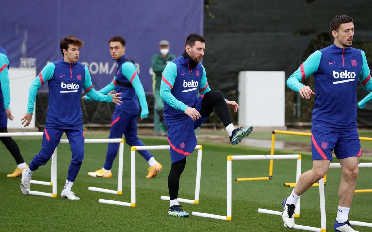 Riqui Puig, Messi y Lenglet, en el último entrenamiento del Barça antes de la semifinal copera. Riqui Puig, Messi y Lenglet, en el último entrenamiento del Barça antes de la semifinal copera.