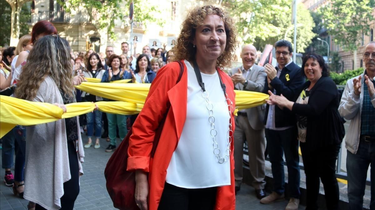 La consellera de Justicia, Ester Capella, junto a los trabajadores de su departamento. La consellera de Justicia, Ester Capella, junto a los trabajadores de su departamento.