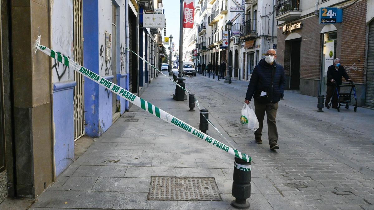 Un hombre pasa junto a una zona precintada por seguridad en la localidad granadina de Santa Fe, este jueves. Un hombre pasa junto a una zona precintada por seguridad en la localidad granadina de Santa Fe, este jueves.