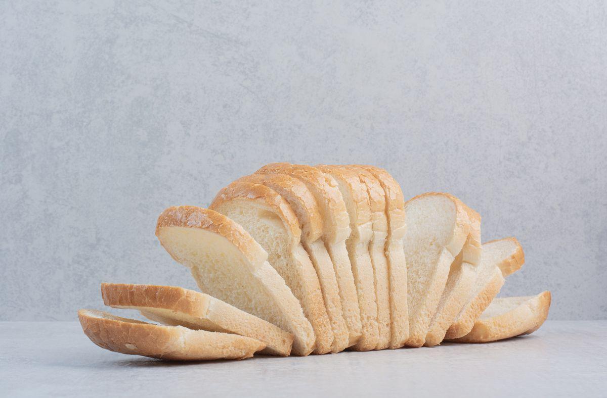 ¿Pueden cobrarte el pan y el aperitivo en un restaurante si tú no lo has pedido?