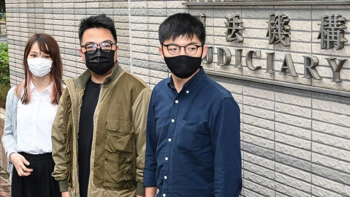 De izquierda a derecha, Agnes Chow, Ivan Lam, y Joshua Wong llegan a la corte en Hong Kong. De izquierda a derecha, Agnes Chow, Ivan Lam, y Joshua Wong llegan a la corte en Hong Kong.