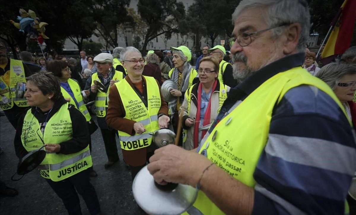 Varios jubilados de la Marea Pensionista en una manifestación en defensa de las pensiones y los servicios públicos en Barcelona, en octubre del 2015. Varios jubilados de la Marea Pensionista en una manifestación en defensa de las pensiones y los servicios públicos en Barcelona, en octubre del 2015.