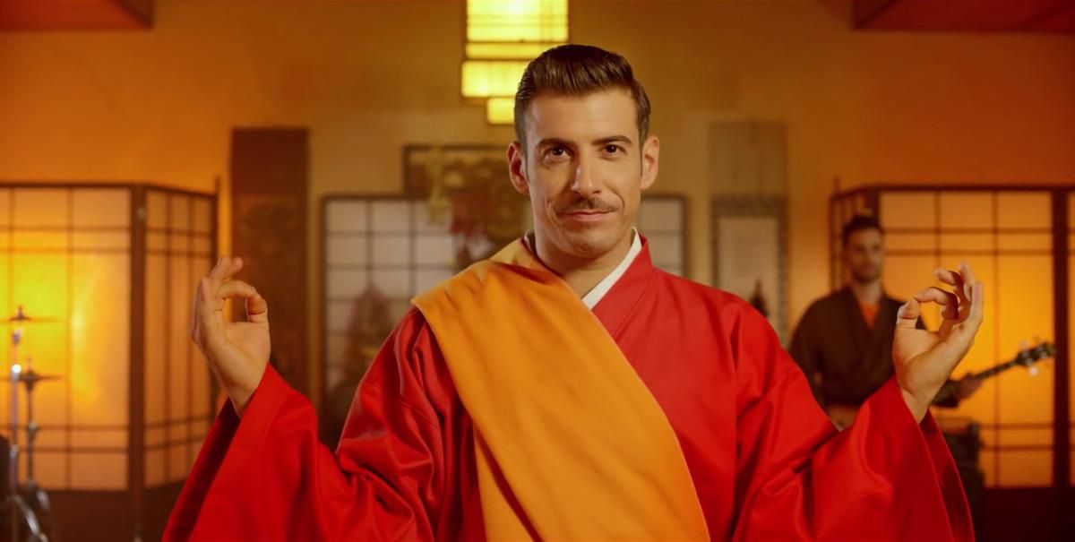 El cantante Francesco Gabbani, representante de Italia en el Festival de Eurovisión, en una imagen del vídeo promocional de su canción en el certamen. El cantante Francesco Gabbani, representante de Italia en el Festival de Eurovisión, en una imagen del vídeo promocional de su canción en el certamen.