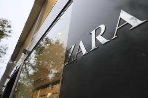 Una empresa cambia la etiqueta de las prendas de Zara y las revende seis veces más cara
