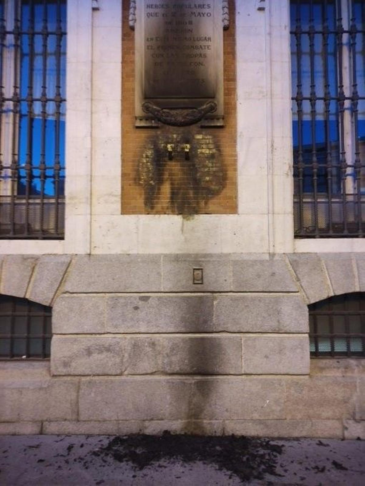 Queman la corona y la placa a los Héroes del 2 de Mayo de la Puerta del Sol