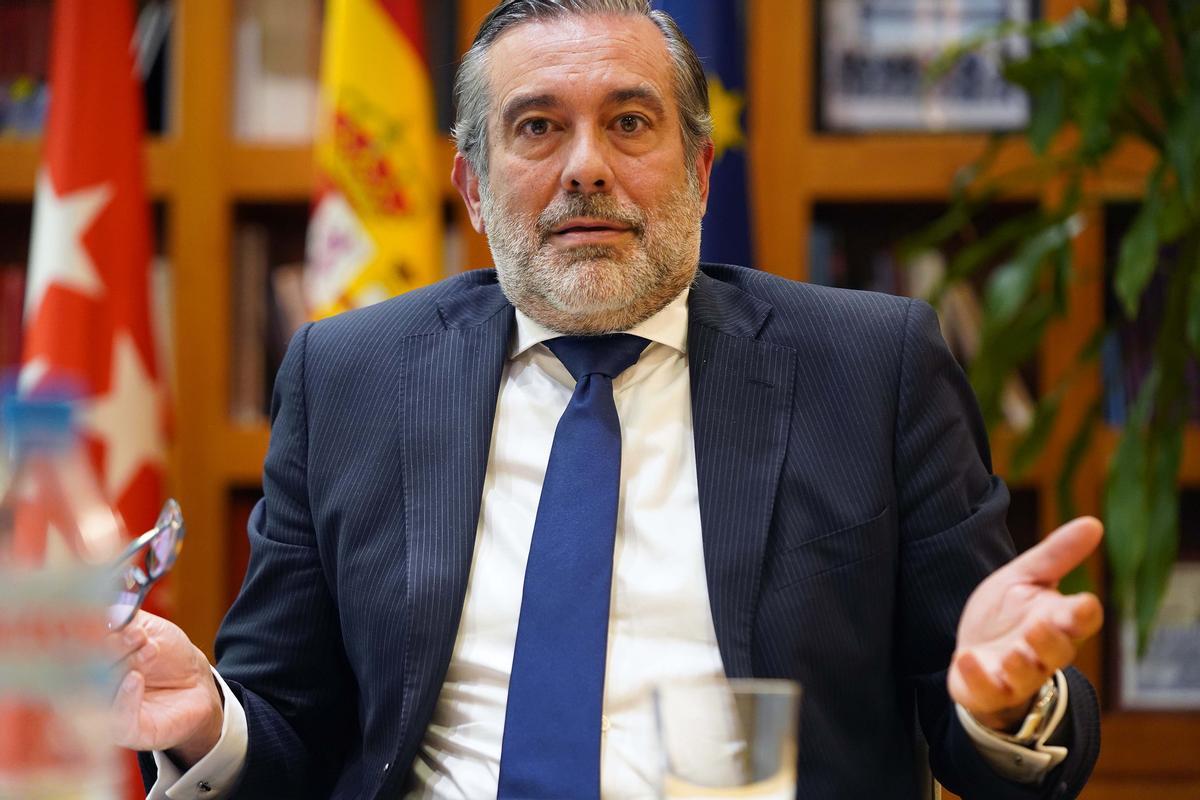 El consejero de Justicia de la Comunidad de Madrid y secretario de este área en el PP, Enrique López, el pasado mes de septiembre, durante una entrevista con EL PERIÓDICO. 