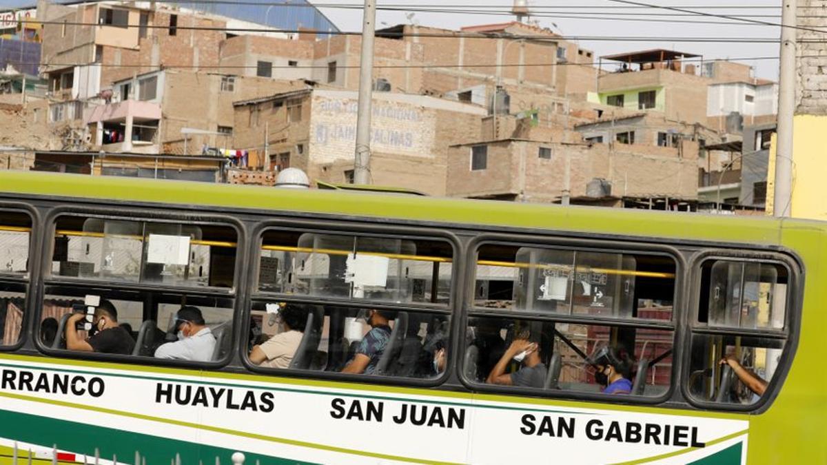 Imagen de archivo de un autobús en Lima, Perú.