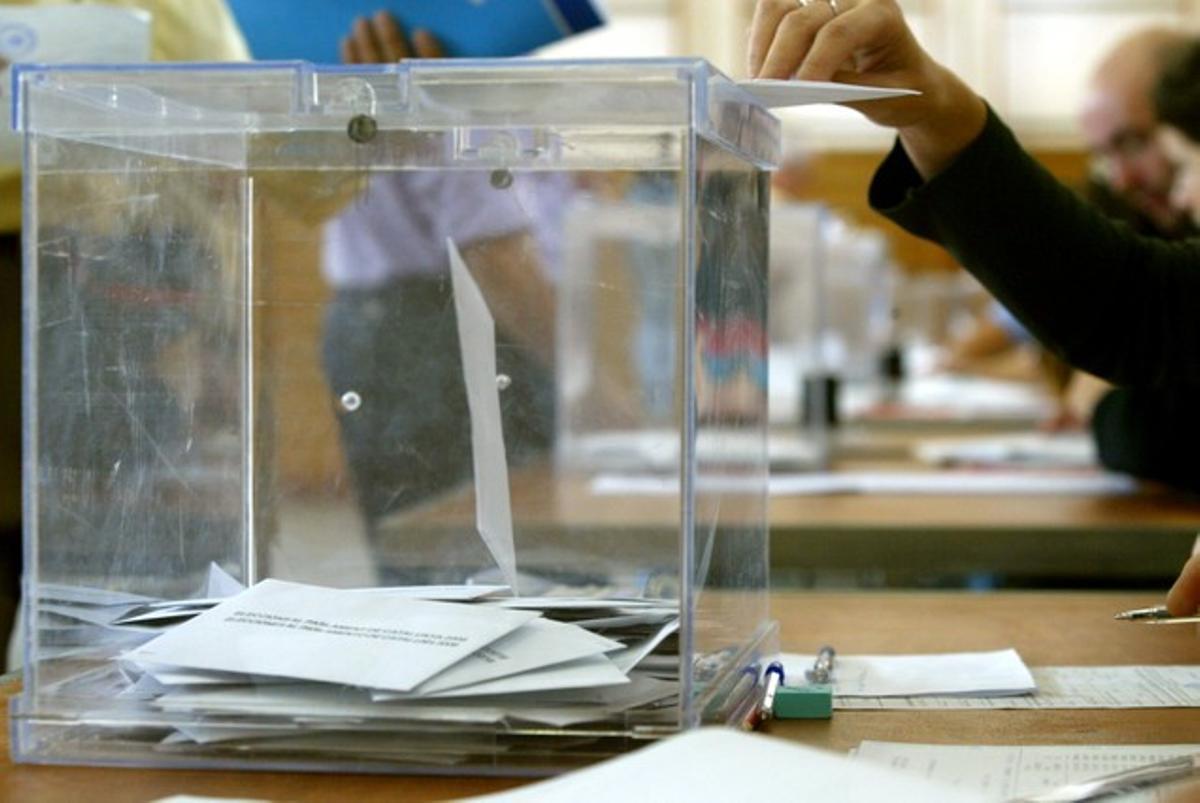 Un ciudadano deposita su voto en una urna.