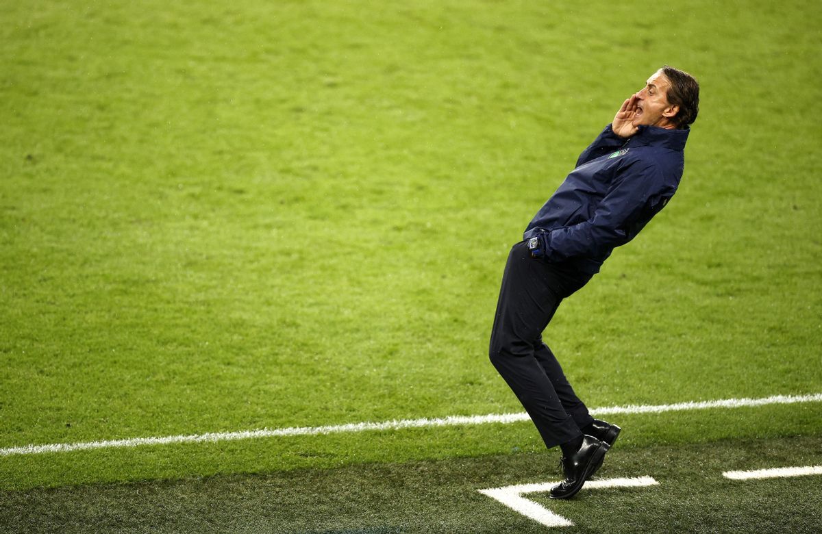 Mancini da instrucciones en Wembley. Mancini da instrucciones en Wembley.