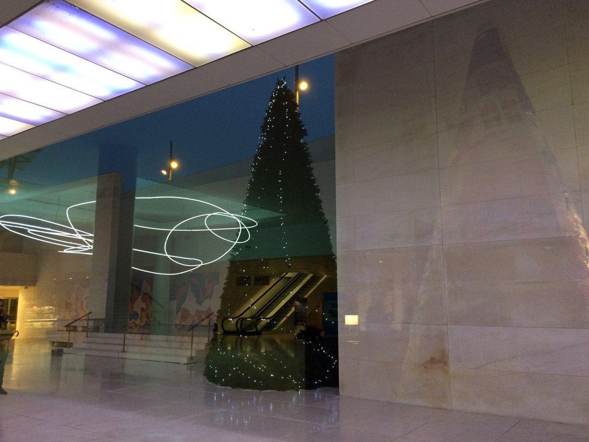 El edificio se decora estos días con motivos navideños. El edificio se decora estos días con motivos navideños.