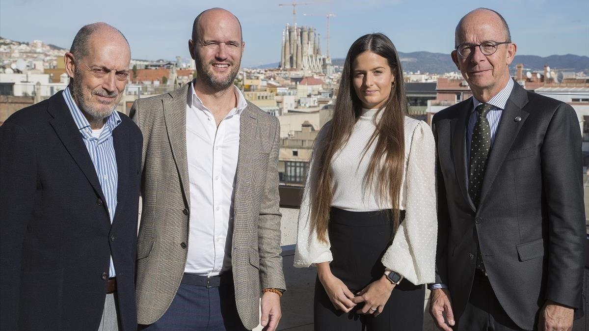 De izquierda a derecha, Joan Oliveras, presidente de Bagués Masriera; el perfumista Jimmy Boyd, Sara Díaz, ’product manager’ de Sagrada y Jordi Cardoner, vicepresidente del Barça. 
