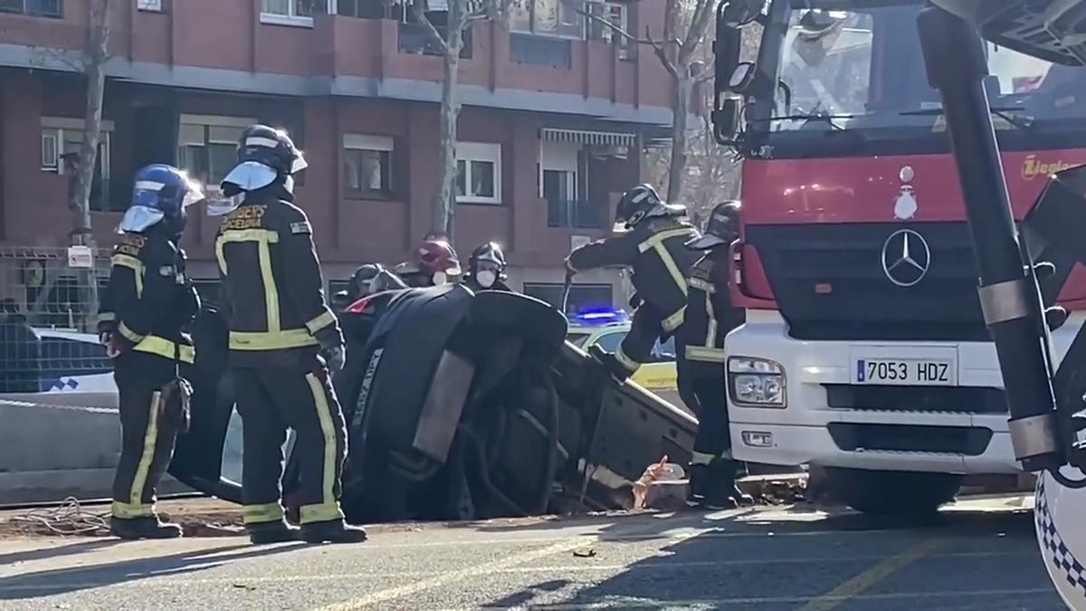 Un coche cae en una zanja de las obras de la Meridiana, en el barrio de Navas de Barcelona.