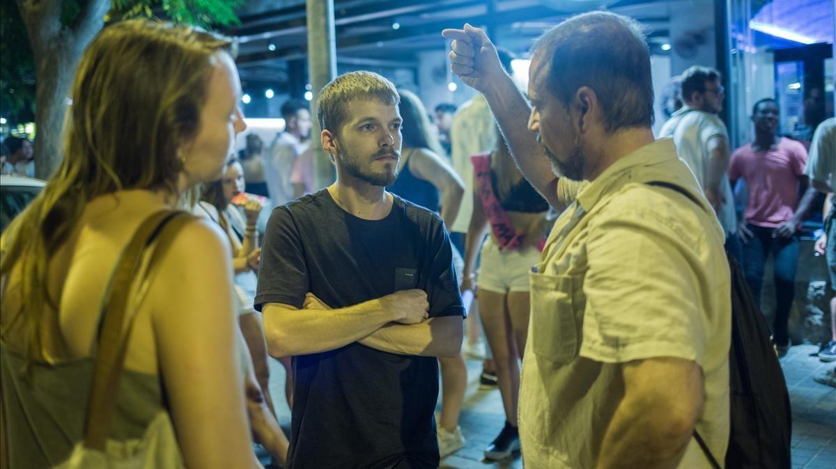 El coordinador de mediadores Chema Montorio, a la derecha, charla con dos jóvenes en Castelldefels.