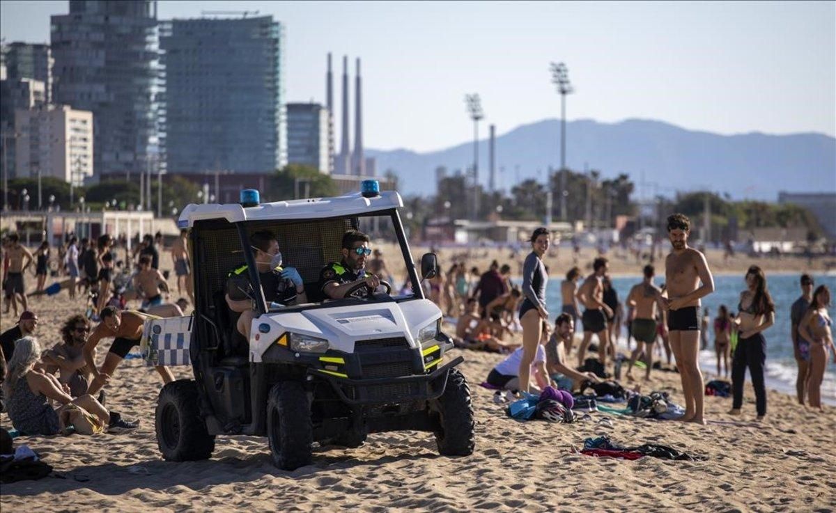 Agentes de la Guardia Urbana patrullan por las playas de Barcelona. Agentes de la Guardia Urbana patrullan por las playas de Barcelona.