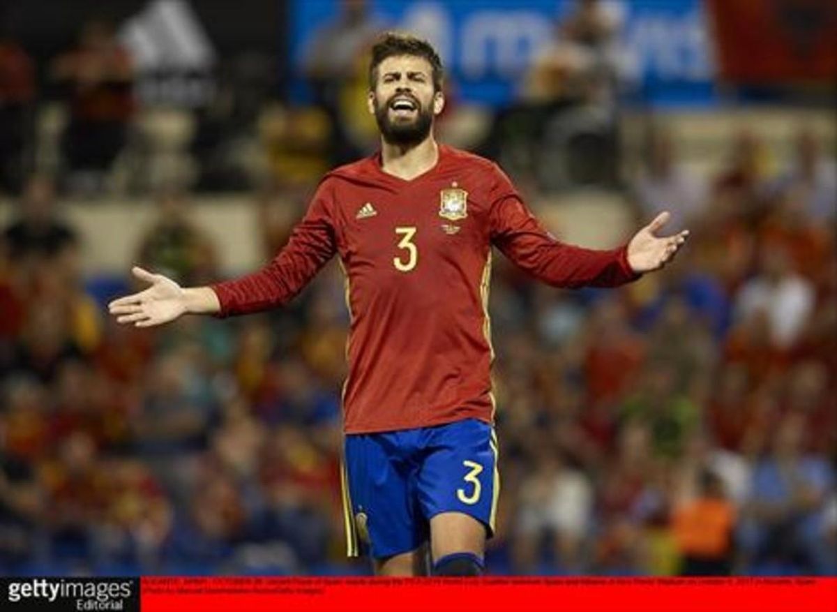 Piqué se queja al árbitro durante el partido contra Albania. Piqué se queja al árbitro durante el partido contra Albania.