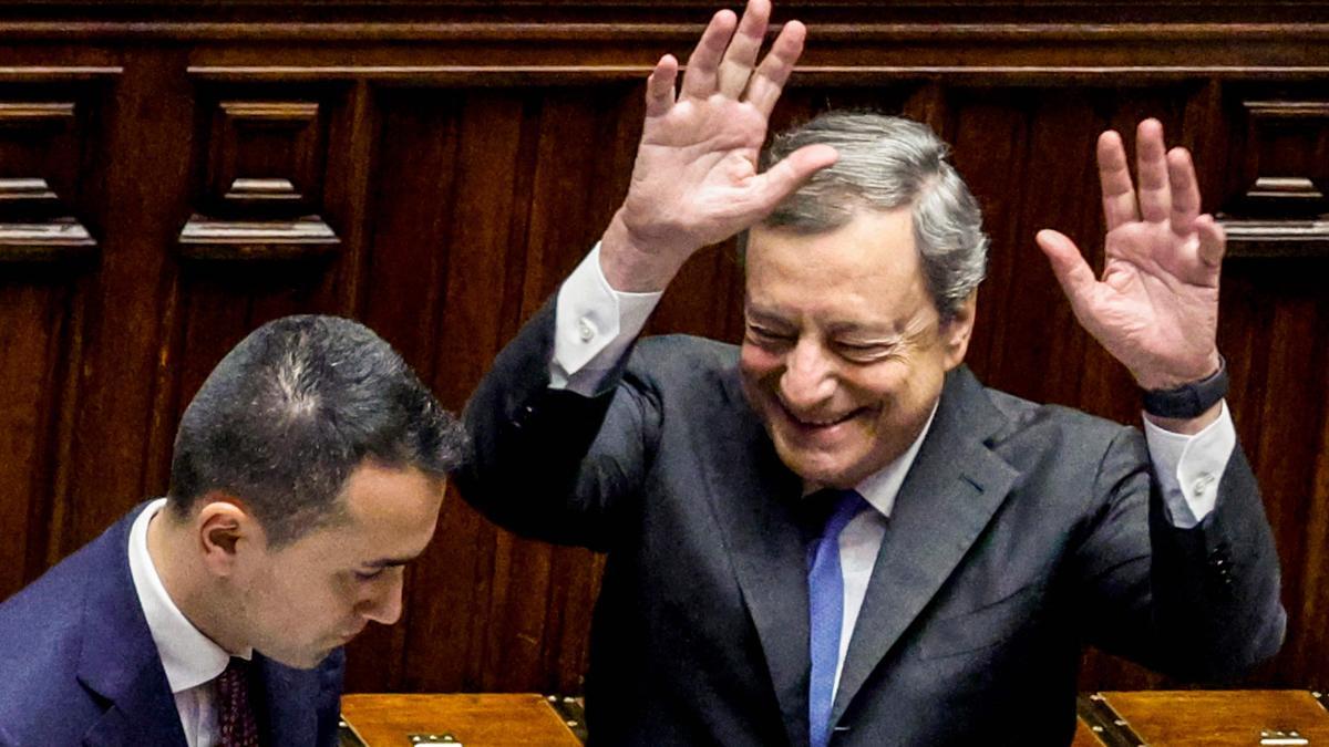Draghi anuncia su dimisión y el Senado le despide con un gran aplauso.