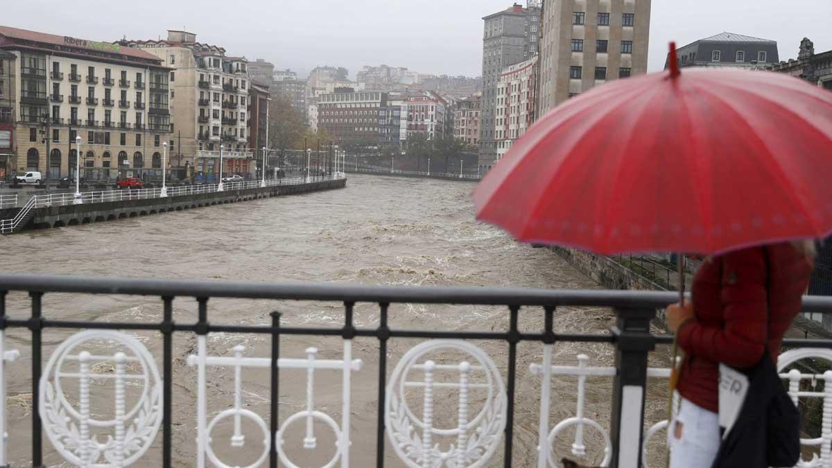 Las lluvias provocan inundaciones en Bilbao.
