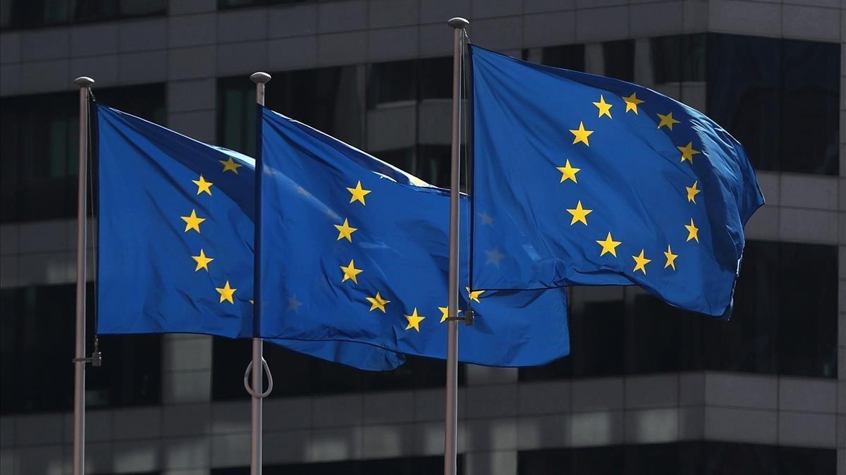 Banderas de la UE ondean en el exterior de la sede de la Comisión Europea en Bruselas. Banderas de la UE ondean en el exterior de la sede de la Comisión Europea en Bruselas.