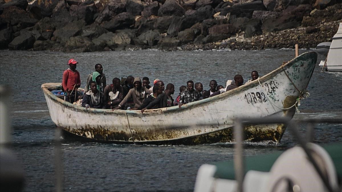 Les Canàries col·lapsen per l'afluència de migrants