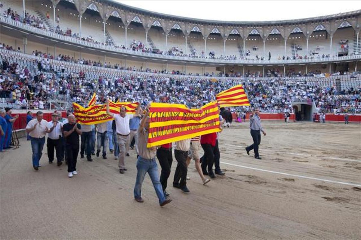 Protesta en la plaza de toros Monumental, de Barcelona, en julio del 2010, antes de celebrarse una de las últimas corridas en Catalunya. Protesta en la plaza de toros Monumental, de Barcelona, en julio del 2010, antes de celebrarse una de las últimas corridas en Catalunya.