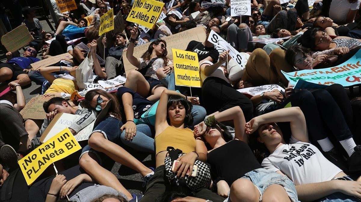 Los manifestantes de Madrid escenifican la situación de emergencia climática echándose al suelo delante del Congreso Los manifestantes de Madrid escenifican la situación de emergencia climática echándose al suelo delante del Congreso