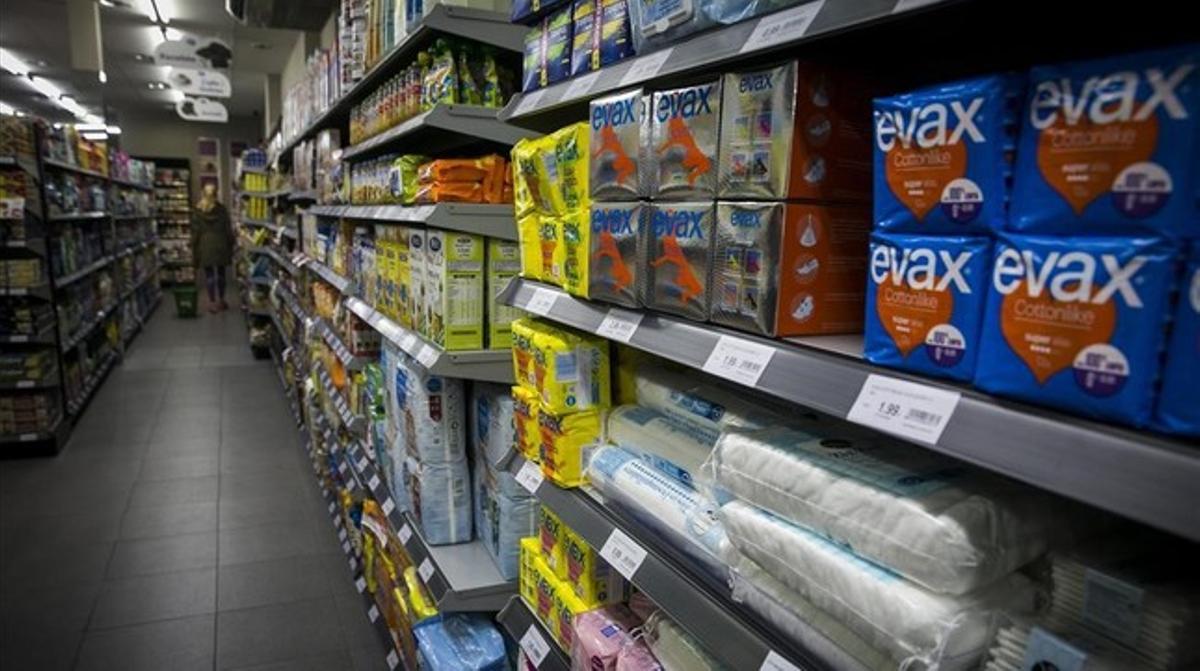 Estantes con productos de higiene íntima femenina en un supermercado barcelonés.