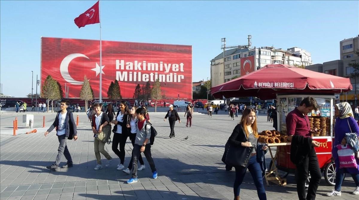 Cartel de grandes dimensiones, en la plaza Taksim de Estambul, en el que se lee «La soberanía es de la nación».