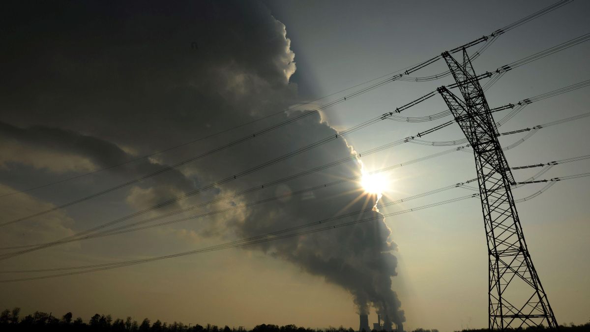 Una cortina de humo se eleva sobre la central eléctrica. Una cortina de humo se eleva sobre la central eléctrica.