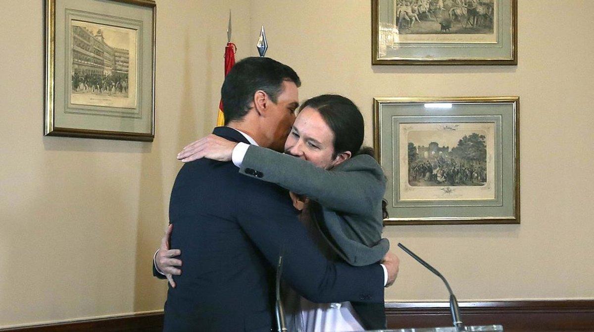Abrazo entre Pedro Sánchez y Pablo Iglesias tras la firma del acuerdo.