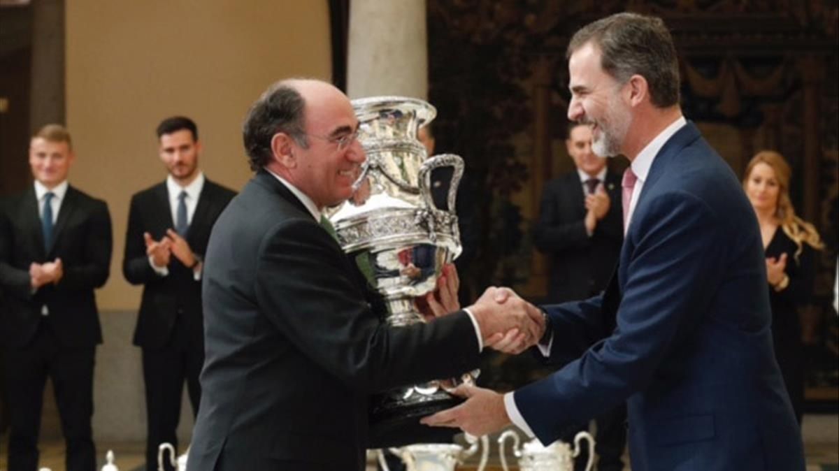 El rey Felipe VI entrega la Copa Stadium a Ignacio Galán, presidente de Iberdrola. El rey Felipe VI entrega la Copa Stadium a Ignacio Galán, presidente de Iberdrola.