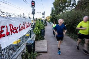 Vecinos practican deporte en el Rec Comtal. 