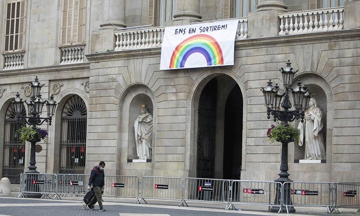 La fachada del Ayuntamiento de Barcelona, con un mensaje de ánimo, el pasado 17 de abril. La fachada del Ayuntamiento de Barcelona, con un mensaje de ánimo, el pasado 17 de abril.