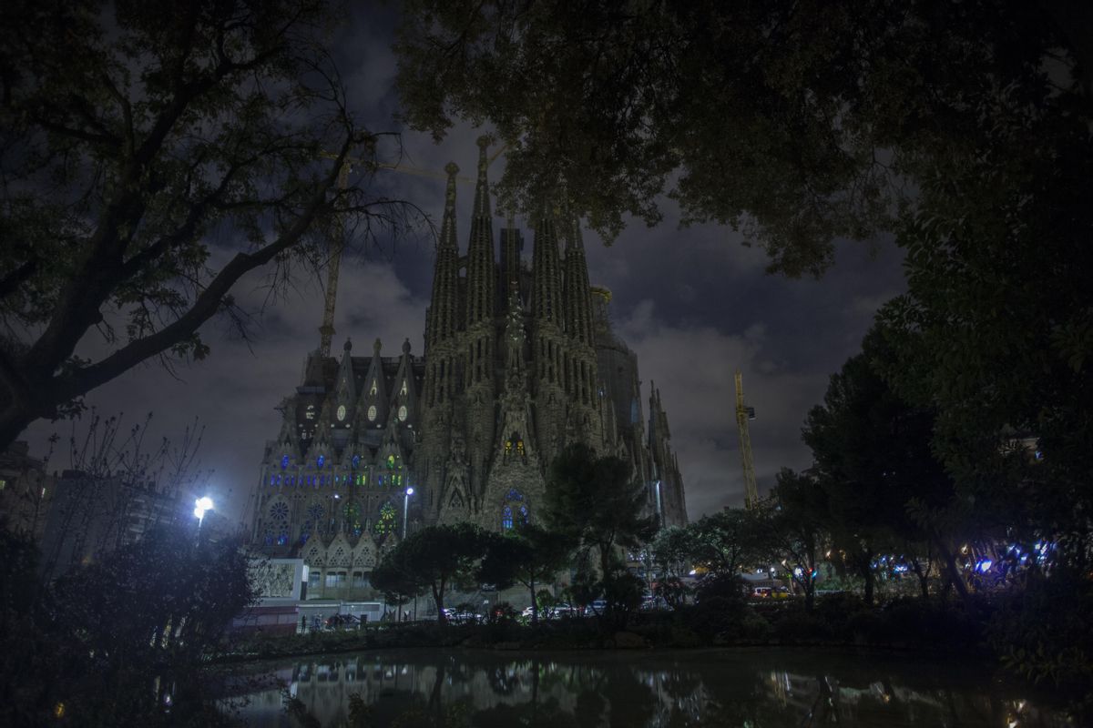 La Sagrada Familia apaga sus luces durante la Hora del Planeta en 2016. La Sagrada Familia apaga sus luces durante la Hora del Planeta en 2016.